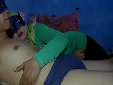 Tante Nakal BJ Pakai Topeng Misterius Bikin Penasaran